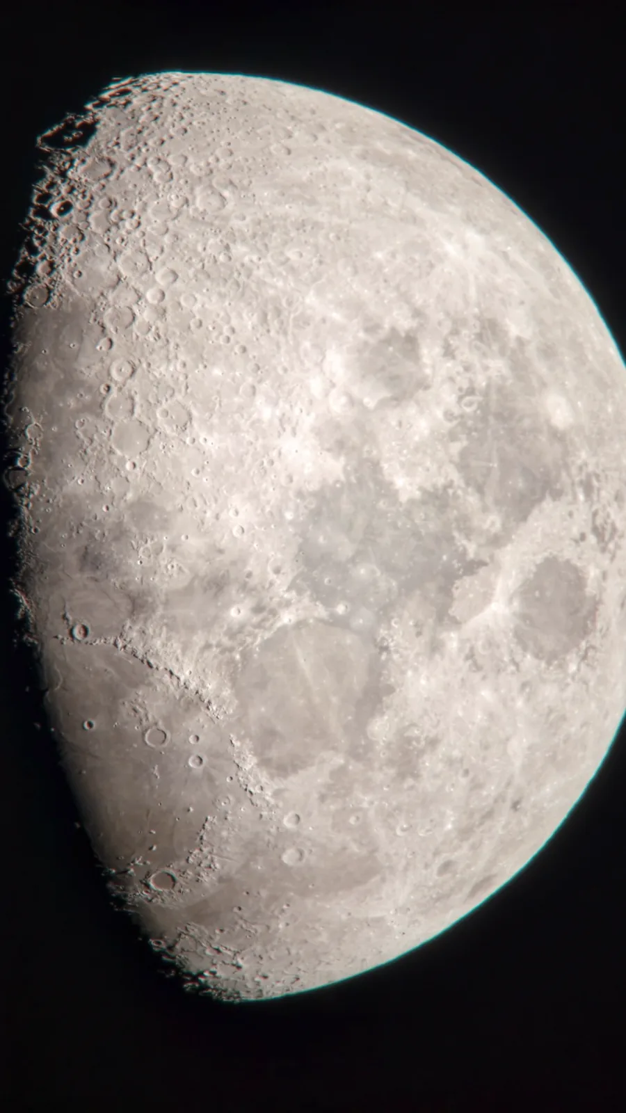 La Luna a través del telescopio